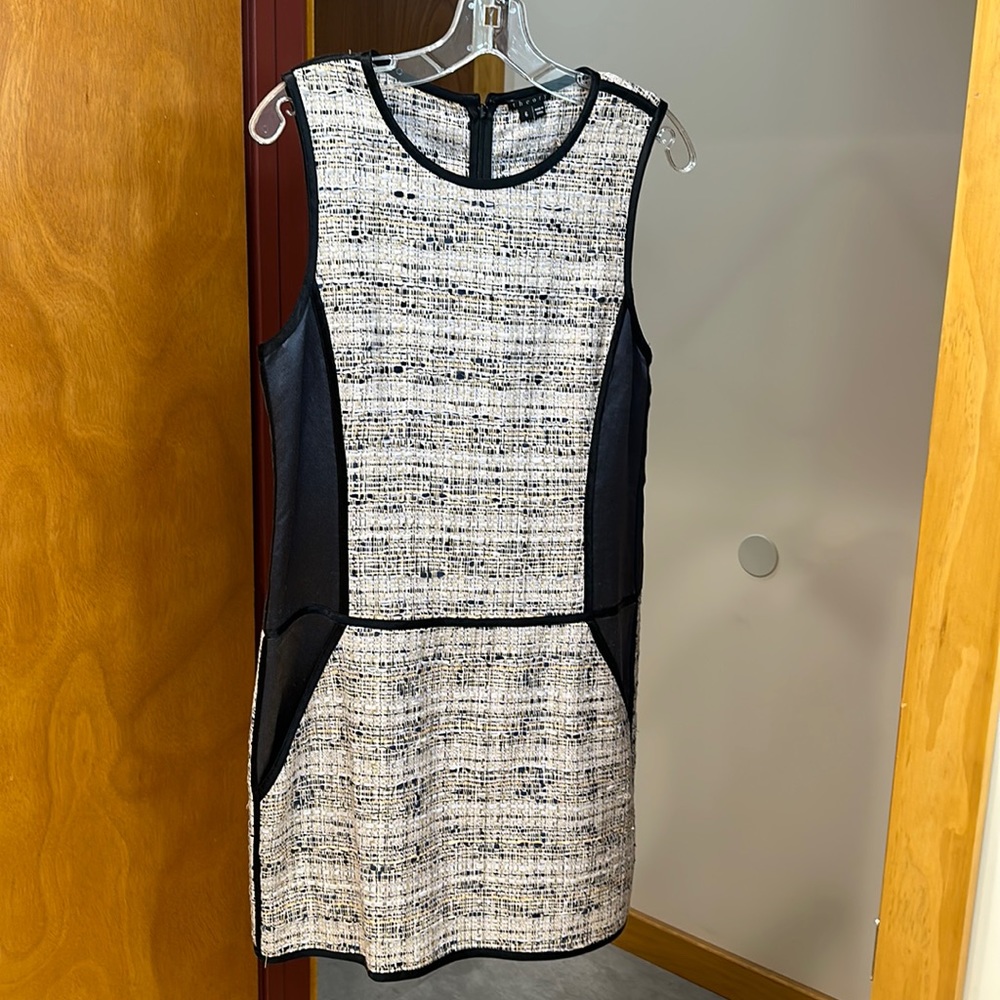 Theory sleeveless shift dress in silk and tweed. Beautiful dark green and peach.